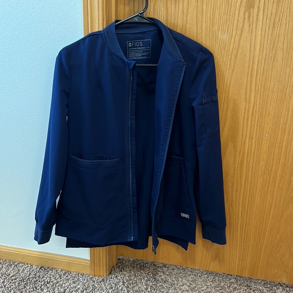 XS bellery figs scrub jacket.